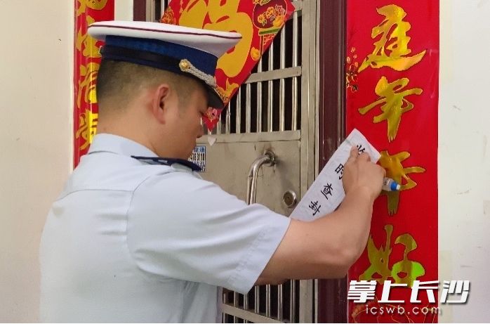 防火监督员依法对该场所实施临时查封。