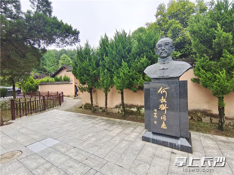 5月17日上午，市委理论学习中心组来到位于宁乡市沙田乡的何叔衡同志故居参观。长沙晚报全媒体记者黄启晴摄