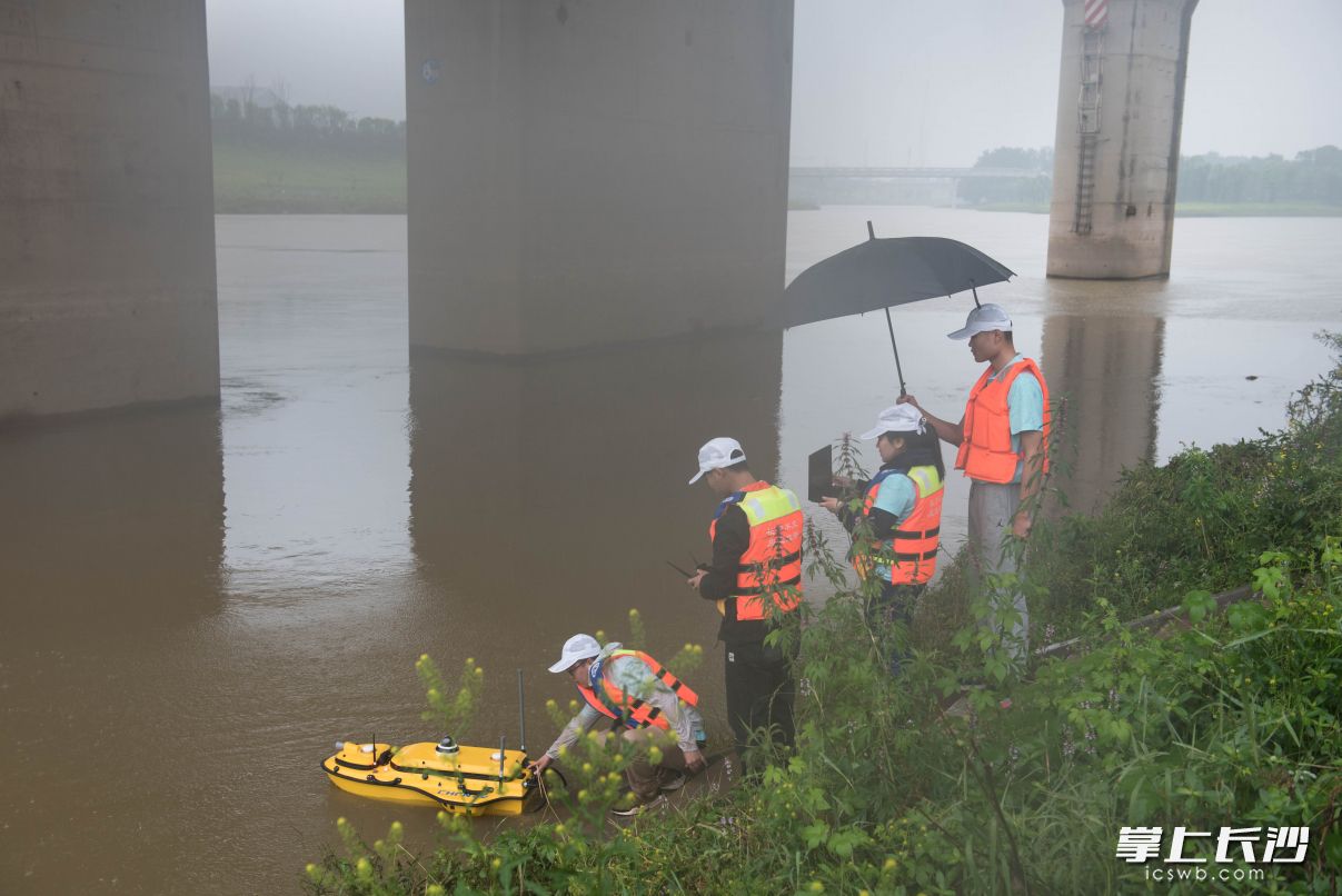 无人船下水取样