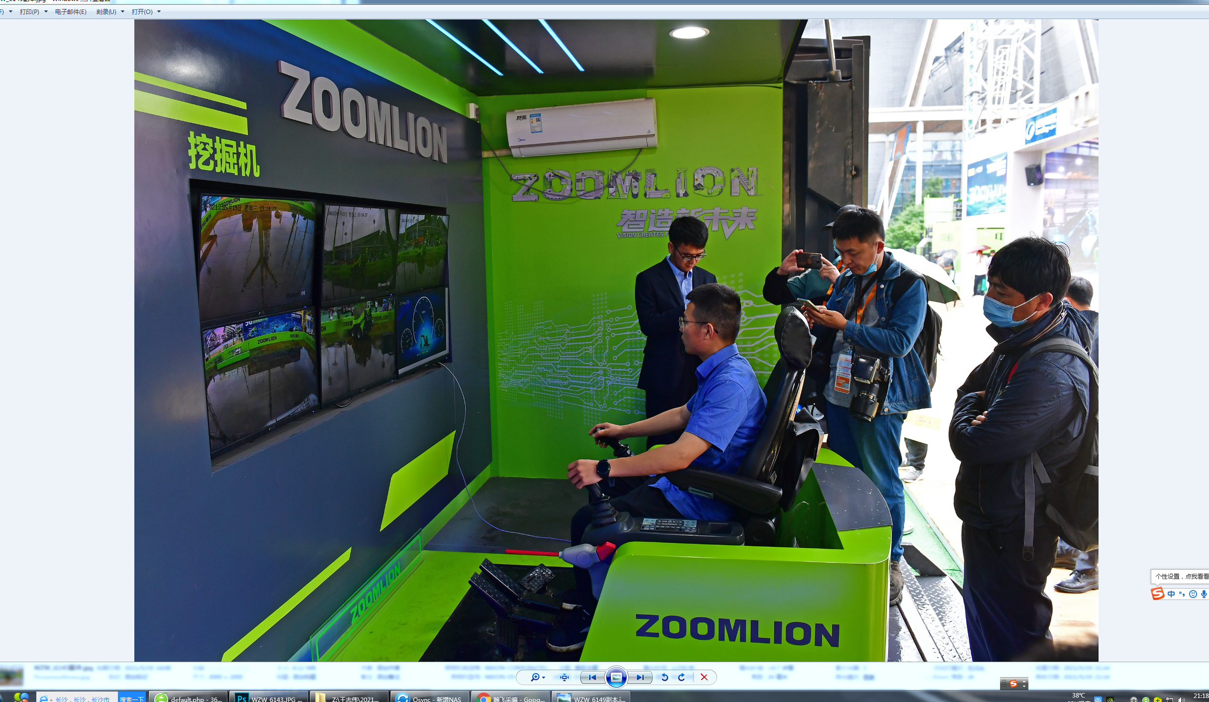 中联重科的工程装备组团搭载5g技术，体验者可以体验三种不同设备使用5g遥控的差异。全媒体记者  王志伟摄