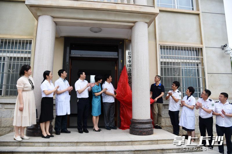 11日上午，长沙市120急救中心大王山航空救援基地急救点、长沙市第四医院急诊急救中心大王山急救点在长沙市航空应急救援基地正式挂牌。均为长沙晚报全媒体记者 刘琦 摄