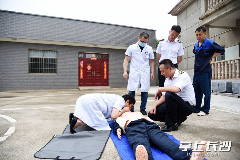 医务人员为机组人员培训心肺复苏等急救知识。