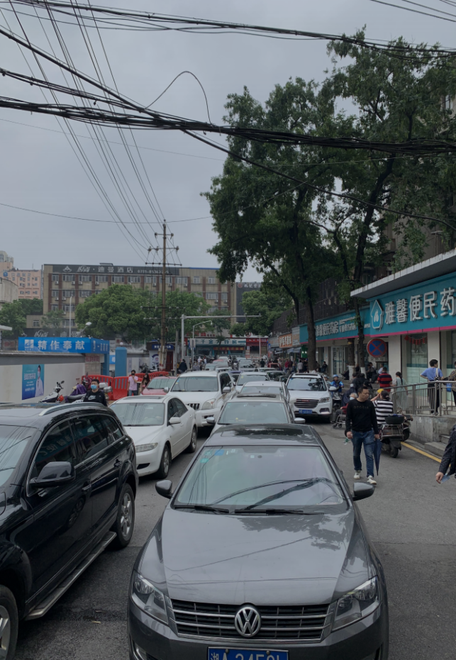 早晨7时30分,排队等候的车辆已排成长龙。 早晨7时30分,排队等候的车辆已排成长龙。