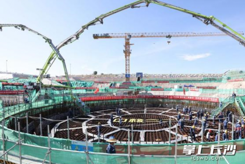 中联重科泵送设备助力“玲龙一号” 全球首堆建设。通讯员 丁未 供图