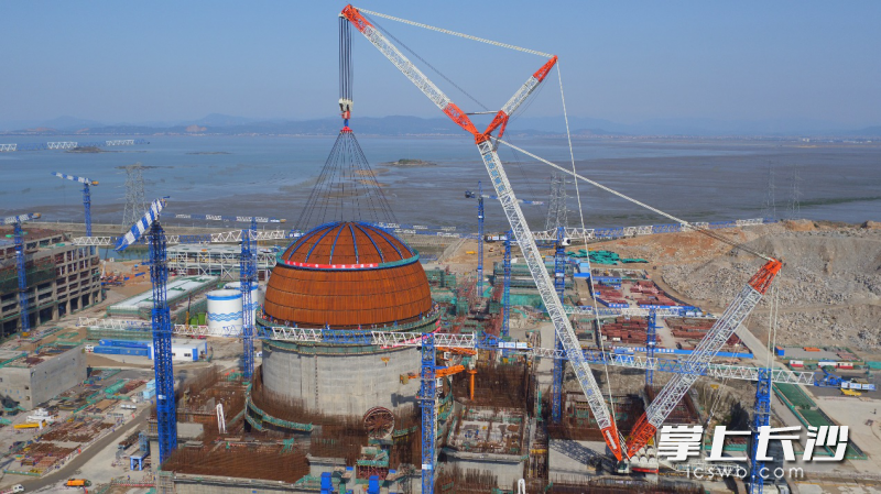 中联重科3200吨履带吊助力“华龙一号”穹顶吊装。通讯员 丁未 供图