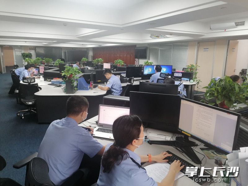 凌晨，省公安厅防疫数据筛查专班的民警们仍在忙碌中。湖南公安 供图