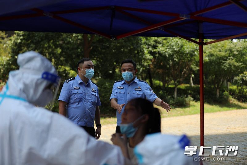 益阳市公安局赫山分局民警在封控小区铂金汉宫执勤。