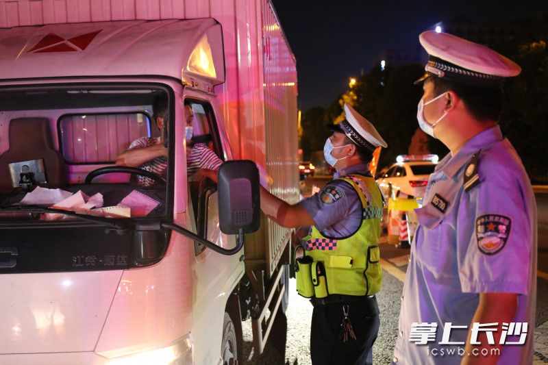 株洲市公安机关统筹全市城区巡控警力，全面加强治安秩序维护。