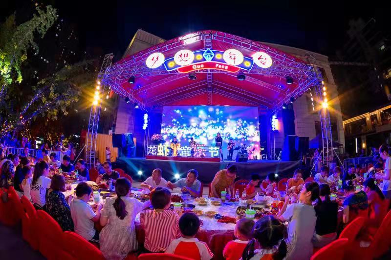 乐队现场嗨唱。