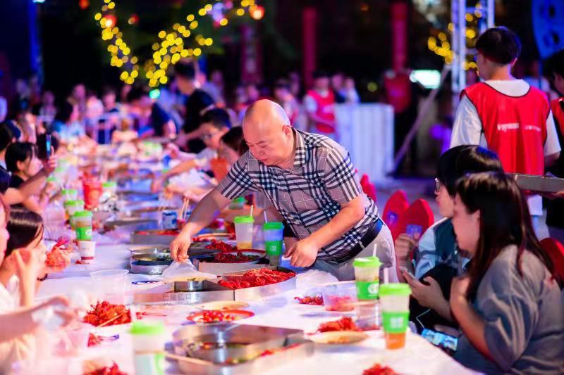 食客品尝龙虾。主办方供图