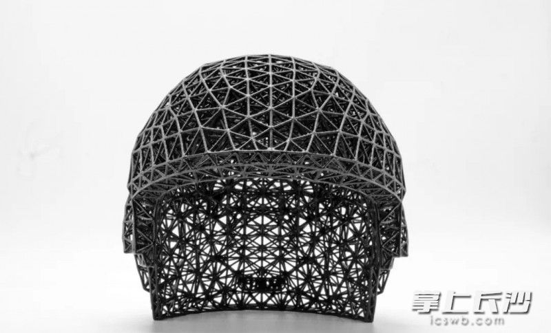 完成打印的雪车头盔内衬。受访者供图。