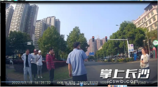 行车记录仪录下的现场画面。均为长沙晚报通讯员 赵一声 供图