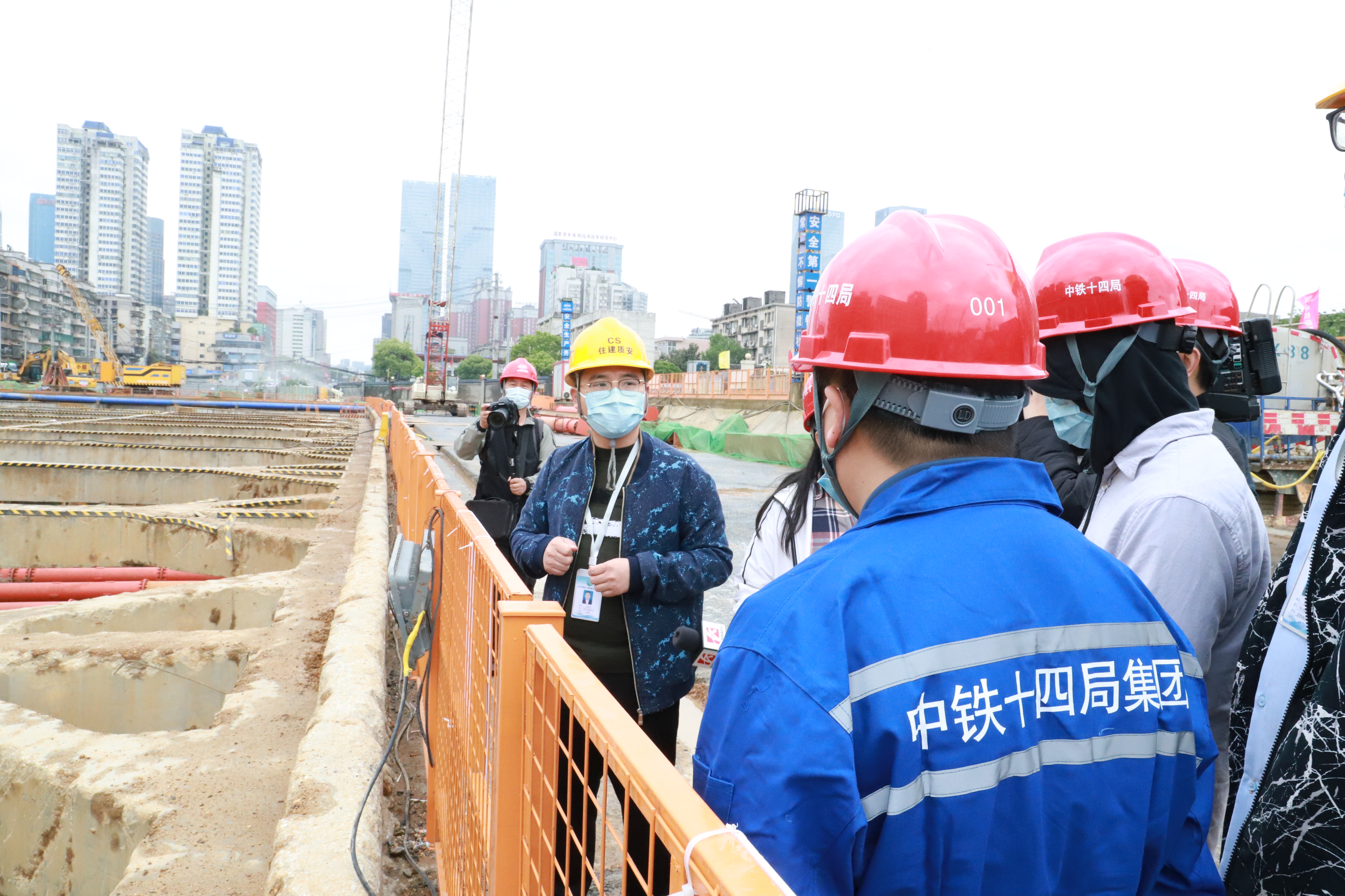 督查人员正在湘雅路过江通道项目河东段检查项目安全生产情况