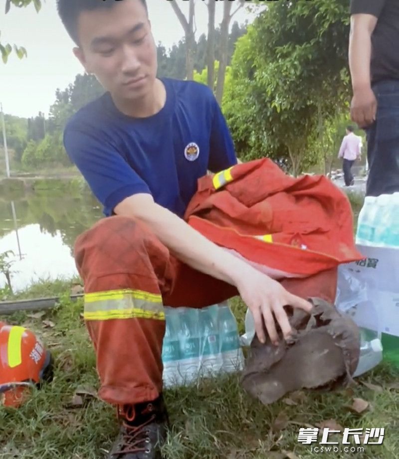 消防员灭完火,才发现鞋子都烂掉了。长沙晚报通讯员 林思 供图 消防员灭完火,才发现鞋子都烂掉了。长沙晚报通讯员 林思 供图