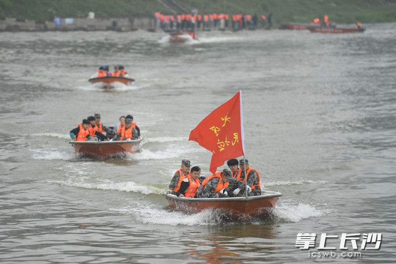 演练现场，冲锋舟开展抵岸救援，转移“被困群众”。