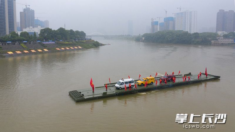 应急动力舟桥快速搭建“新生命通道”。均为长沙晚报全媒体记者 黄启晴 陈飞 摄