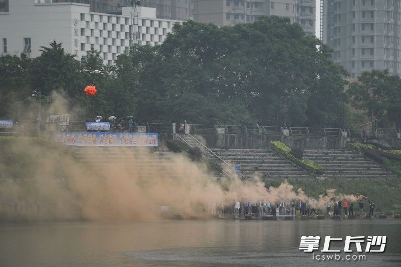 群众挥舞烟雾弹“求救”，无人机携带救生衣飞来。
