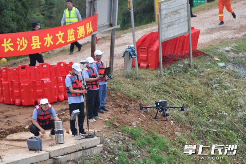 水文监测人员使用无人机开展监测作业。