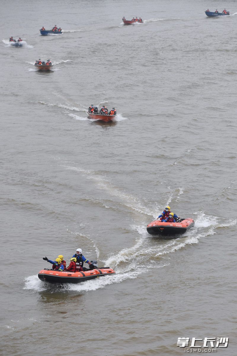 演练中，冲锋舟、救生艇迅速转移“受灾群众”。
