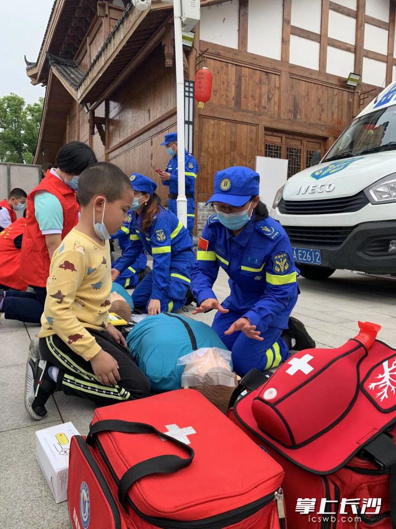 岳麓蓝天救援队队员现场教授急救知识。