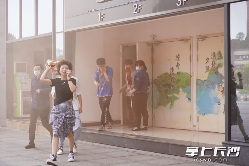 演练现场，商场员工和顾客有序疏散逃生。均为长沙晚报通讯员 张佳欣 供图