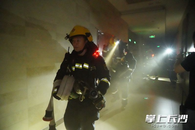 消防救援人员深入“火场”，开展“灭火救援”。