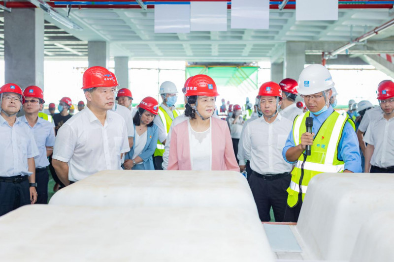 启动仪式结束后，与会人员对长沙机场改扩建工程综合交通枢纽工程项目进行现场观摩。