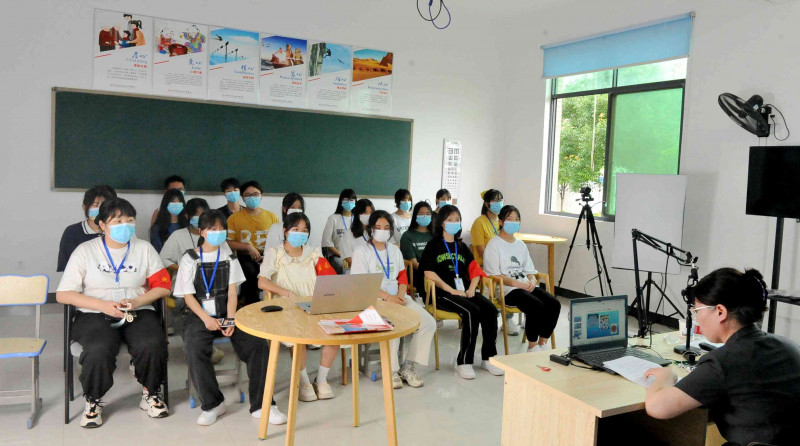 法官根据青少年的年龄特点和实际需要，通过学校闭路电视，结合具体案例，引导教育学生认识、预防、拒绝毒品。均为长沙晚报全媒体记者 贺文兵 摄