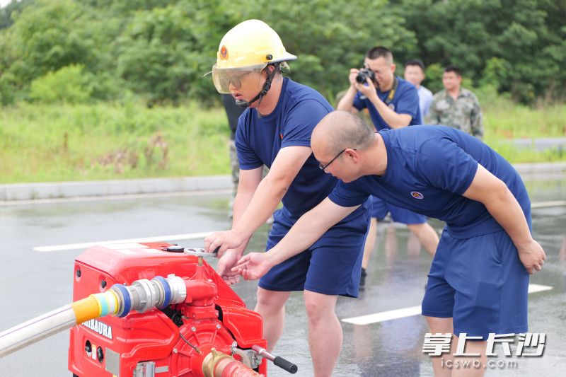 集训现场，乡镇专职消防队员学习手抬机动泵出水操。均为长沙晚报通讯员 寻艳 供图