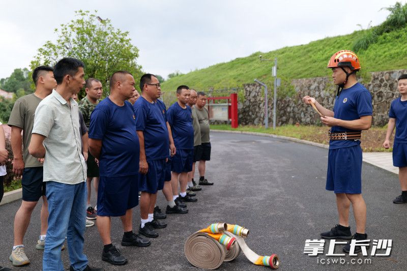 消防救援人员现场授课。