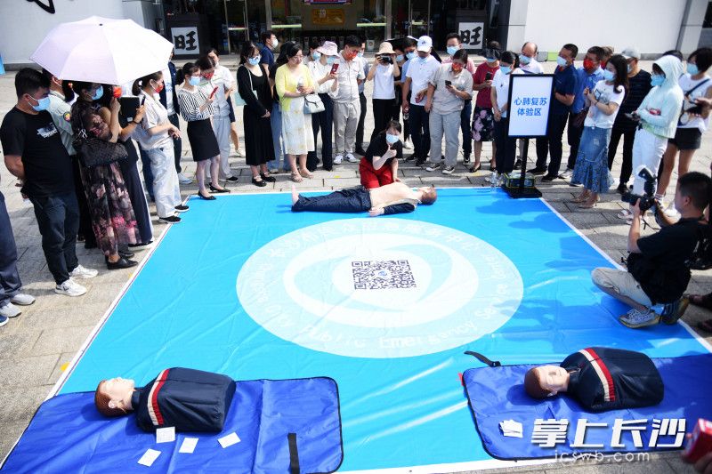 在望城经开区2022年安全生产月活动启动仪式现场，园区企业代表现场学习心肺复苏术。均为长沙晚报全媒体记者 刘琦 摄