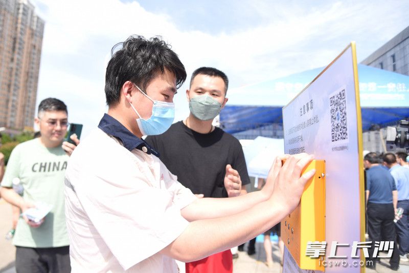 企业员工体验“触电”，学习如何逃离跨步电压区。