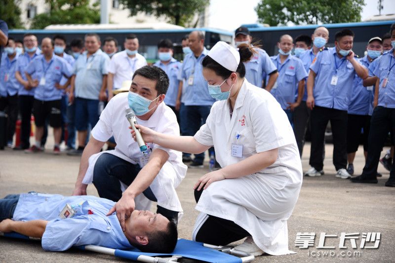 医务人员讲解心肺复苏术的操作方法。