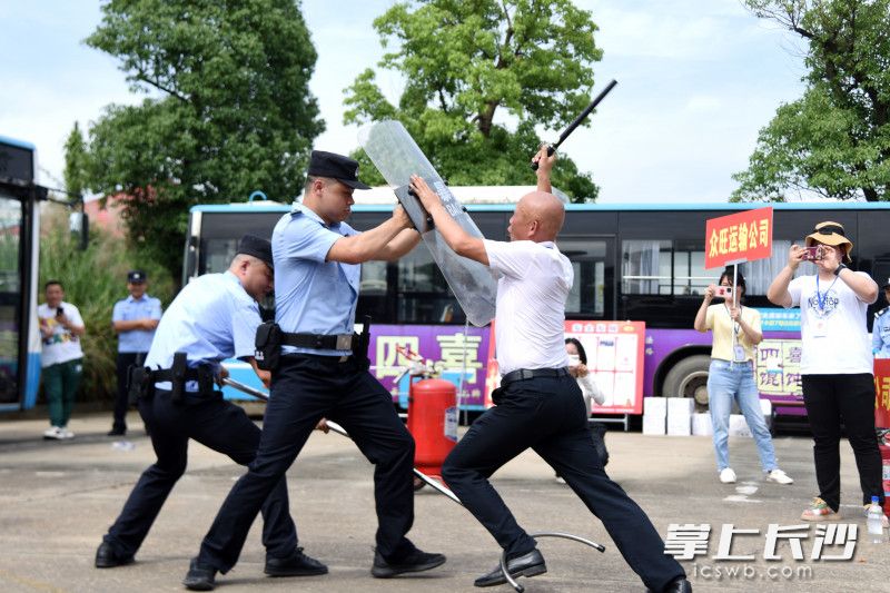 防控演练中，警方用防暴盾牌、防暴叉等器材制服“歹徒”。