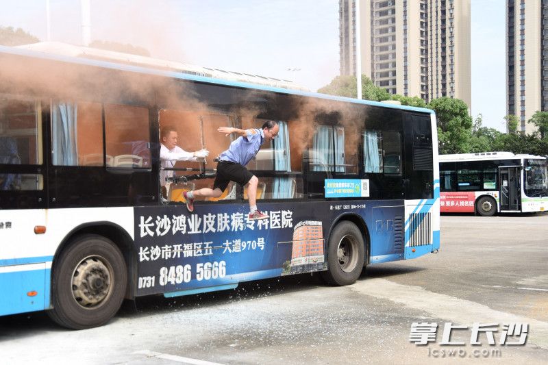 突发事件演练中，“乘客”在工作人员的帮助下成功破窗“逃生”。