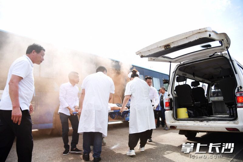 演练中，“事故伤者”被迅速抬上救护车。