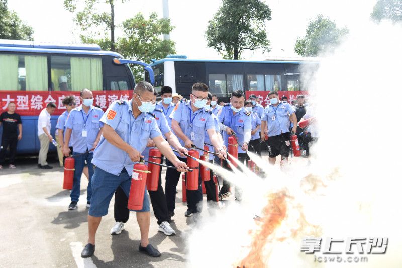 6月15日下午，湖南众旺集团运输有限公司、长沙市望城区众旺公交有限公司联合开展交通事故、消防、防恐及突发事件综合应急演练。图为公交司机学习使用灭火器。均为长沙晚报全媒体记者 刘琦 摄