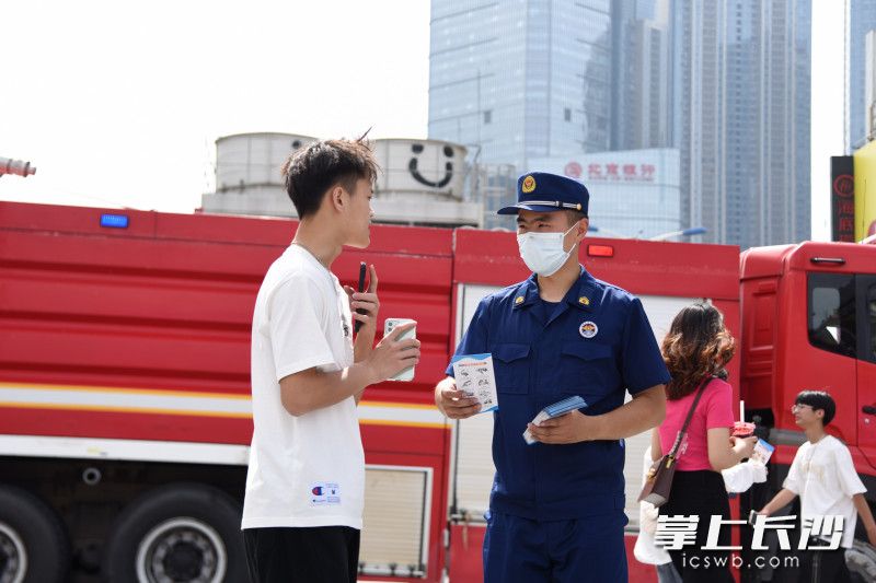 天心区消防救援人员走上街头，宣传消防安全知识。长沙晚报全媒体记者 刘琦 摄