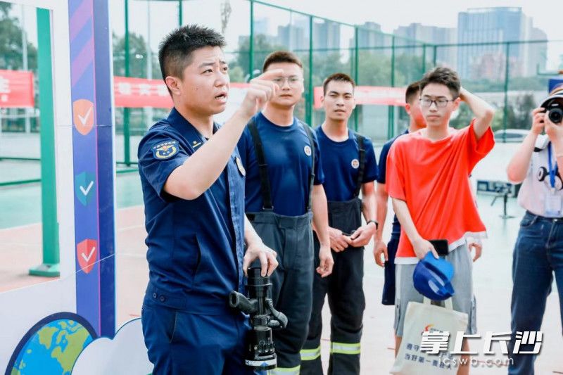 活动现场，消防救援人员为广大学子讲解消防安全知识。均为长沙晚报通讯员 杨柳柳 邓丹 供图