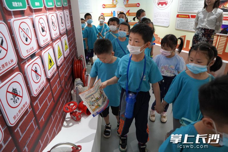 幼儿园萌娃现场参观体验，学习消防安全知识。长沙晚报通讯员 李文翠 供图