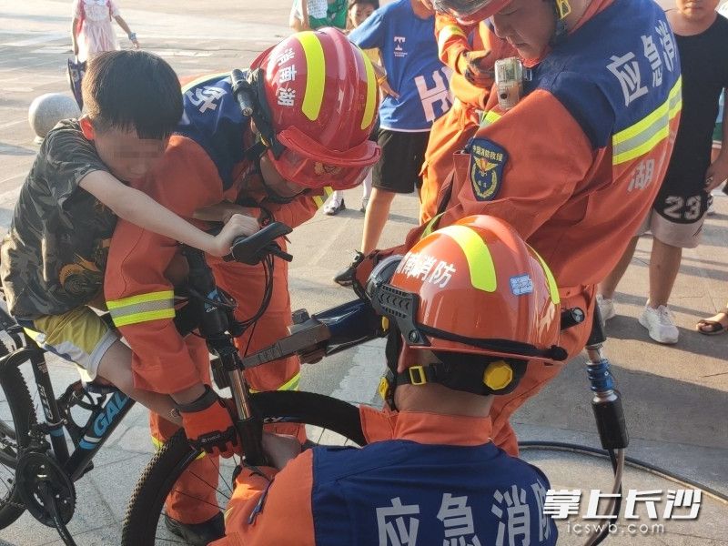 一名儿童脚被自行车卡住，消防救援人员现场施救。长沙晚报通讯员 寻艳 供图