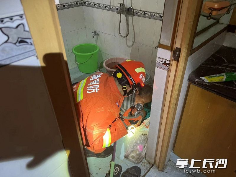 现场,消防救援人员使用破拆工具实施救援。长沙晚报通讯员 余娜 供图 现场,消防救援人员使用破拆工具实施救援。长沙晚报通讯员 余娜 供图