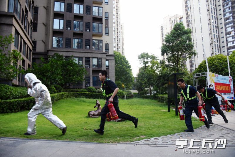 8月11日，万科梅溪郡小区举行住宅消防演练，物业人员迅速赶往现场。均为长沙晚报全媒体记者 刘琦 摄