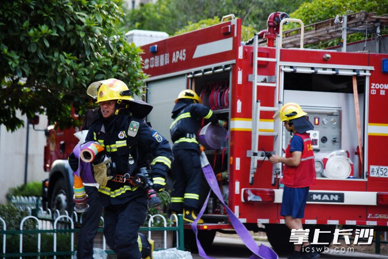 梅溪湖消防救援站消防救援人员接到“报警”后到达现场。