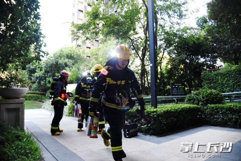 消防救援人员迅速进入火场。