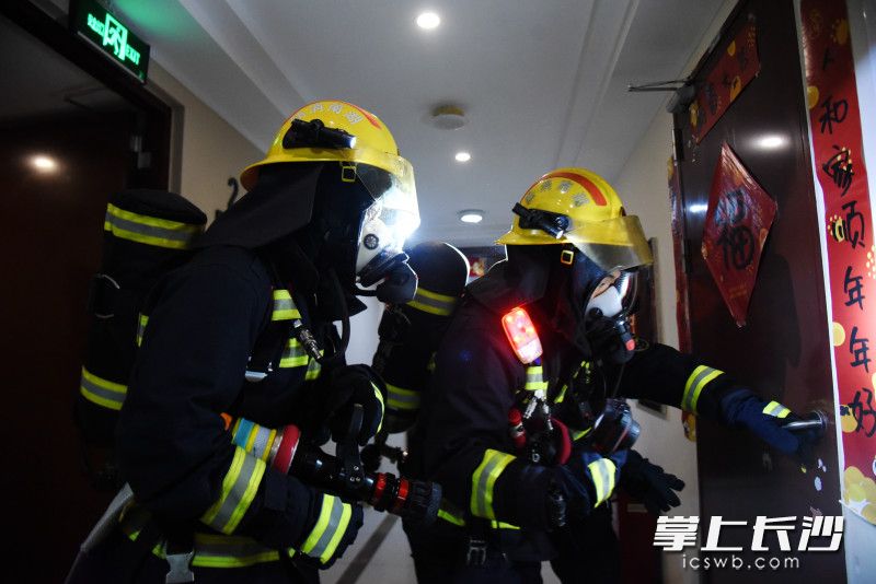 在“火灾”发生的住户门口，“火焰蓝”准备“出水灭火”。