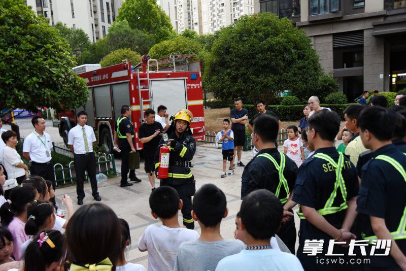 活动现场，消防员现场为大家讲解消防安全知识。