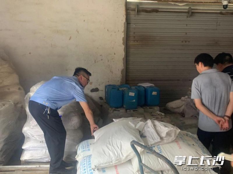 岳麓区应急管理局执法人员现场查处。均为长沙晚报通讯员 向玲娅 供图