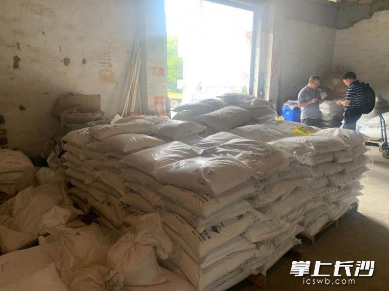 民房内储存了大量危险化学品。