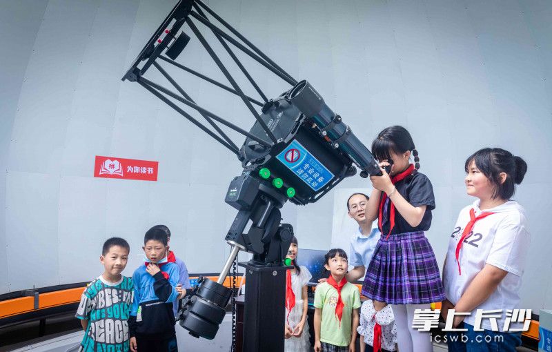 大口径级别的专业级天文望远镜能清晰观测太阳色球层活动，成了孩子们的最爱。均为长沙晚报全媒体记者贺文兵摄